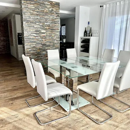 Spacious Cosy With Pool And Parking Daire