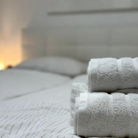 Lägenhet Spacious Cosy With Pool And Parking