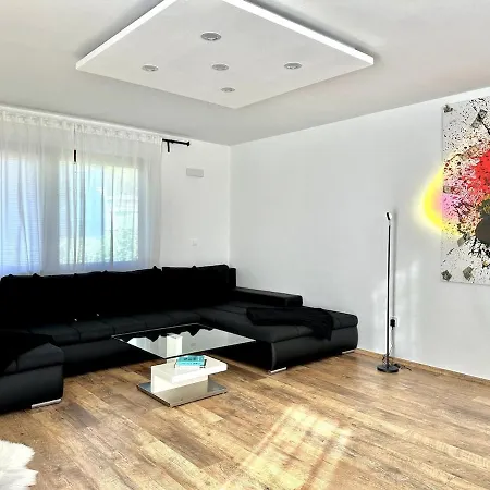 Spacious Cosy With Pool And Parking Daire