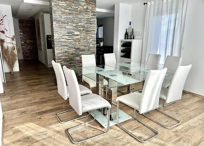 Spacious Cosy With Pool And Parking Apartamento