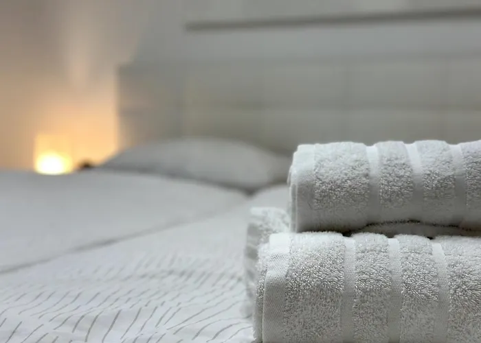 Apartamento Spacious Cosy With Pool And Parking