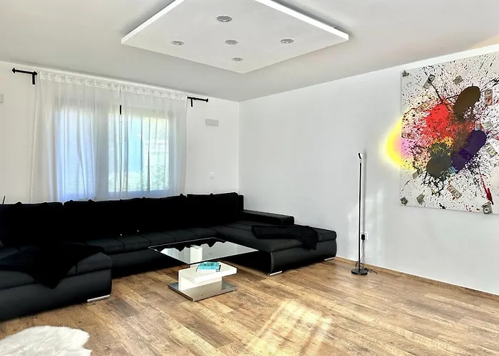 Spacious Cosy With Pool And Parking Apartamento