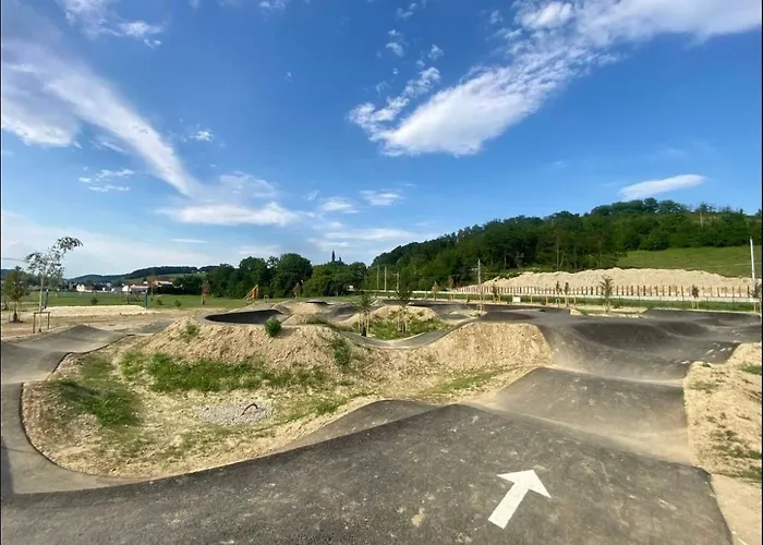 Apartamento Spacious Cosy With Pool And Parking